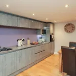 Tornado Engine Shed Apartamento Whitby